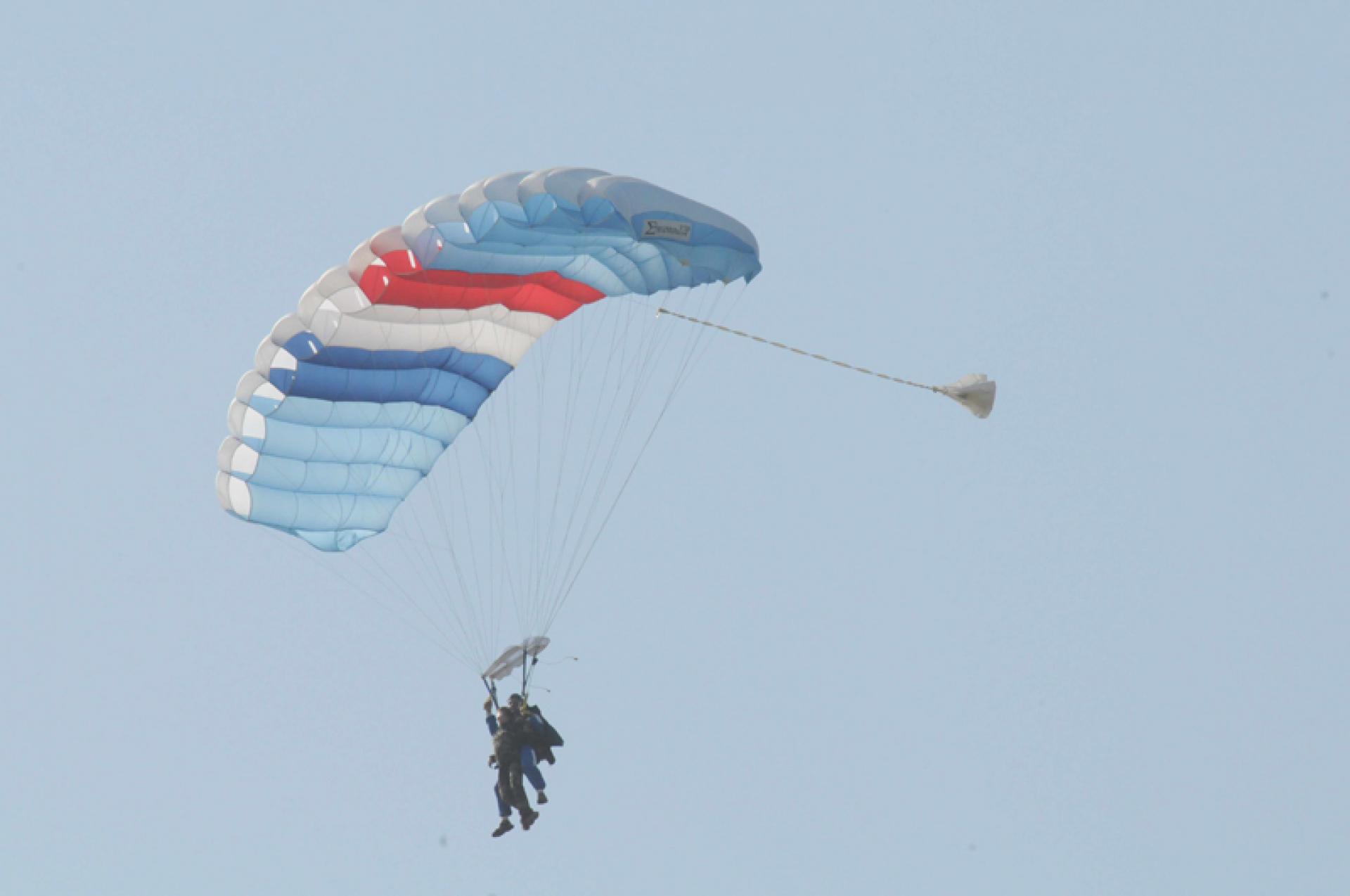 Salto con paracaídas, en tándem, de la más joven no vidente del mundo