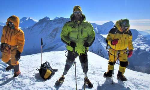 Dos italianos amputados en la cima del Mont-Blanc, un desafío helado.