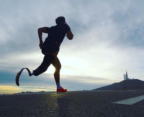 Con una sola pierna, corre una maratón en Afganistán