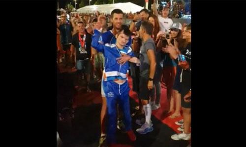 Francia, Ironman: lleva a su hermano minusválido para cruzar la línea de meta.